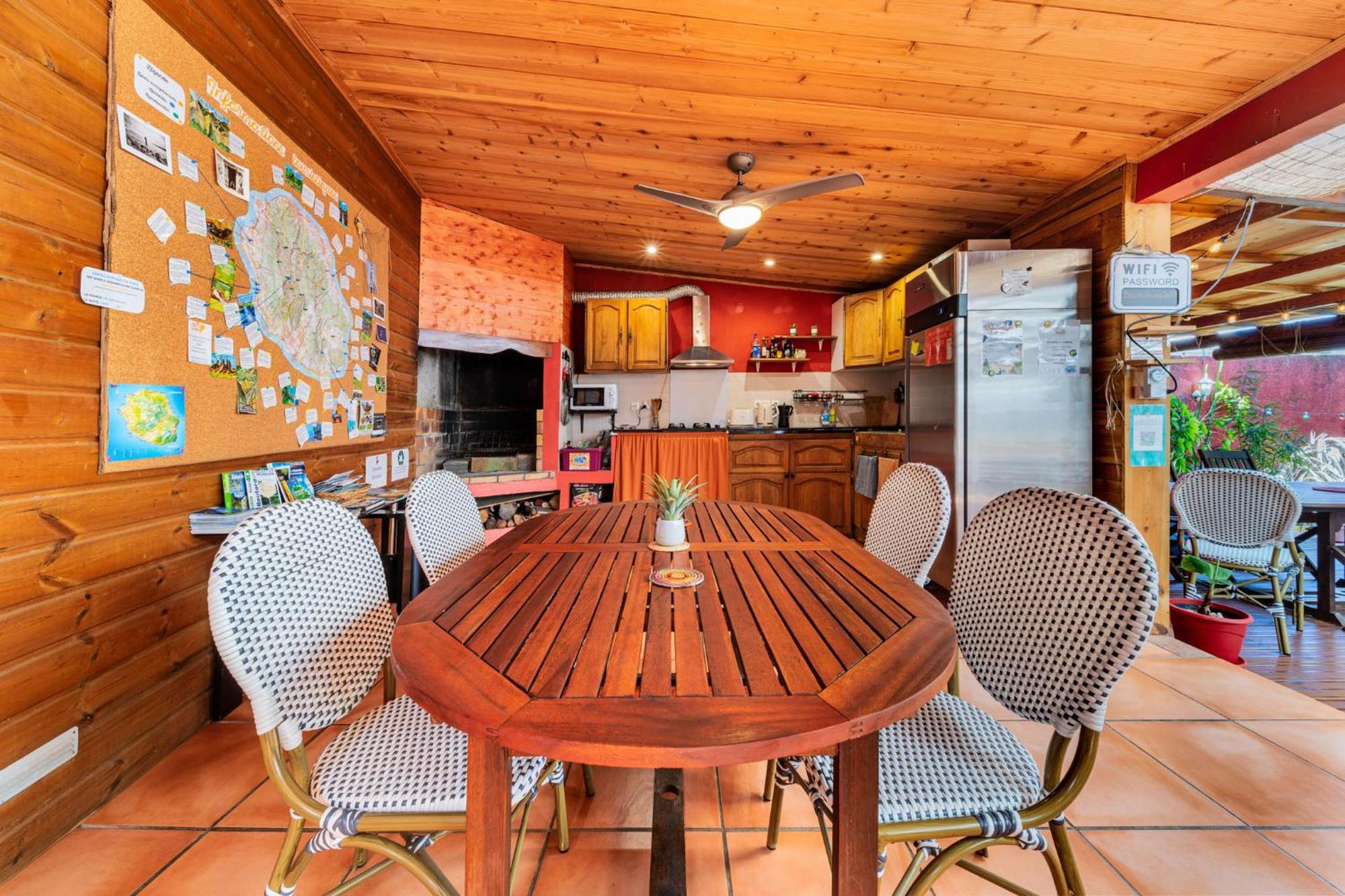 Les Baroudeurs Hostel Saint Pierre Exteriér fotografie