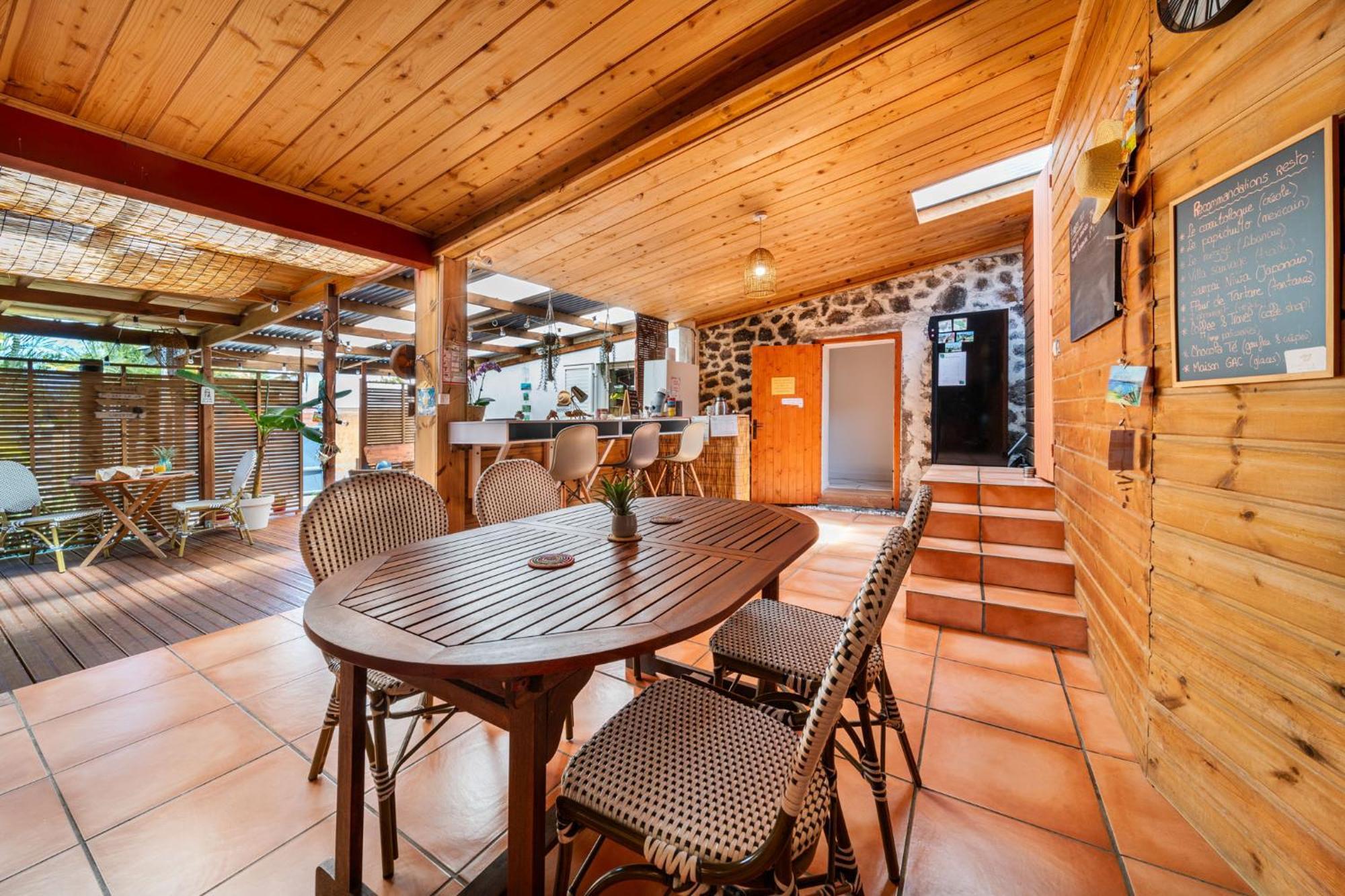 Les Baroudeurs Hostel Saint Pierre Exteriér fotografie