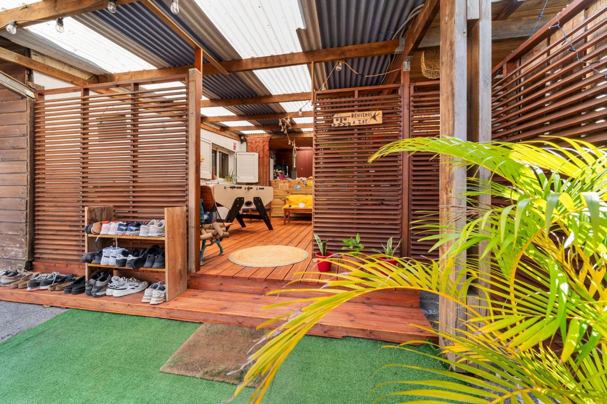 Les Baroudeurs Hostel Saint Pierre Exteriér fotografie